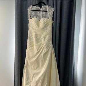 Wedding dress sweetheart line with lace
